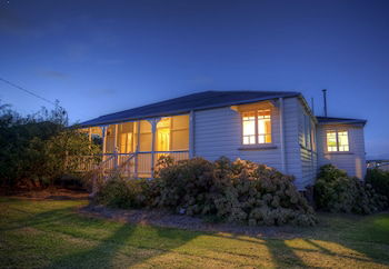 Apple Blossom Cottage - Accommodation Burleigh 1