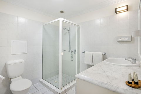 ULTIQA Rothbury Hotel - Accommodation Burleigh 3