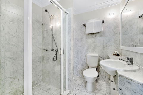 ULTIQA Rothbury Hotel - Accommodation Burleigh 4