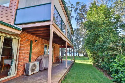 Kingfisher LakeHouse - Accommodation Burleigh 1