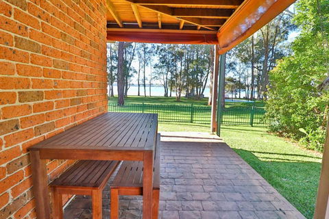 Kingfisher LakeHouse - Accommodation Burleigh 2