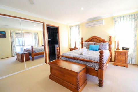 Kingfisher LakeHouse - Accommodation Burleigh 4