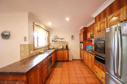 Kingfisher LakeHouse - Accommodation Burleigh 5