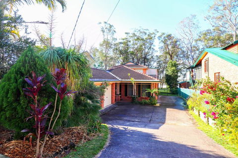 Kingfisher LakeHouse - Accommodation Burleigh 3