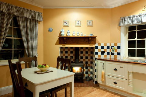 Linfield Cottage - Accommodation Burleigh 4