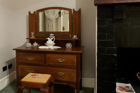 Linfield Cottage - Accommodation Burleigh 6