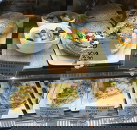 Ducky in the Field - Accommodation Burleigh