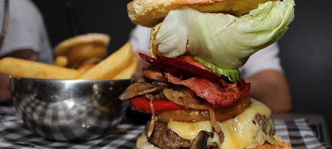 Magnums Bistro - Accommodation Burleigh 2