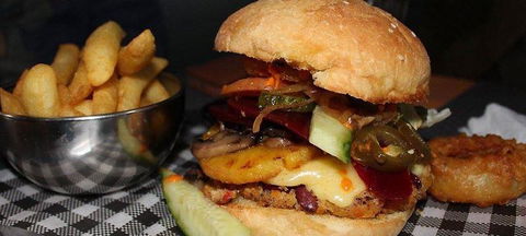 Magnums Bistro - Accommodation Burleigh 4