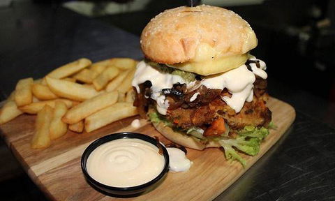 Magnums Bistro - Accommodation Burleigh 7