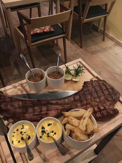 A Hereford Beefstouw - Accommodation Burleigh 2