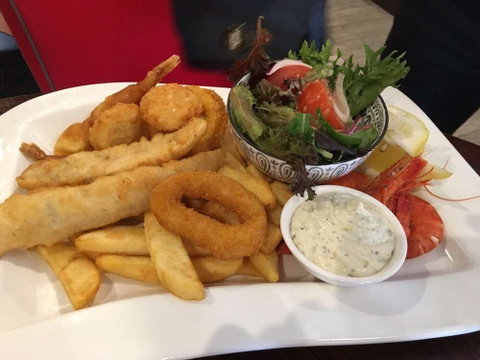 Tudor Inn - Accommodation Burleigh 0