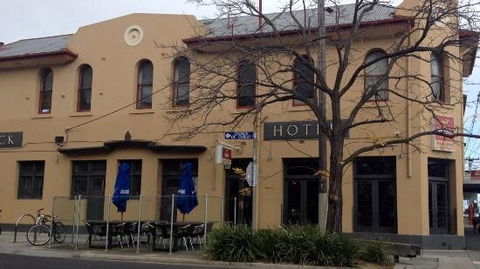 Peacock Inn Hotel - Accommodation Burleigh 0