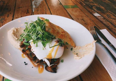 EAT LOVE PIZZA - Accommodation Burleigh 2