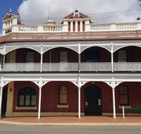 Castle Hotel Bistro - Accommodation Burleigh