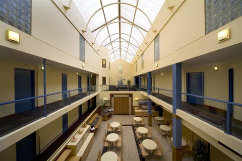 Capital Executive Apt Hotel Canberra - Accommodation Burleigh 1
