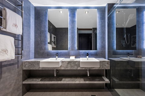 Gambaro Hotel - Accommodation Burleigh 4
