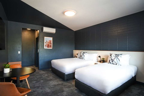 HotelMOTEL - Accommodation Burleigh 7