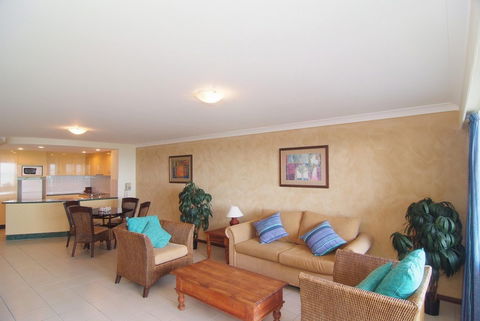 At Waters Edge Resort - Accommodation Burleigh 5