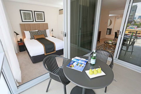 Alex Perry Hotel And Apartments - Accommodation Burleigh 2