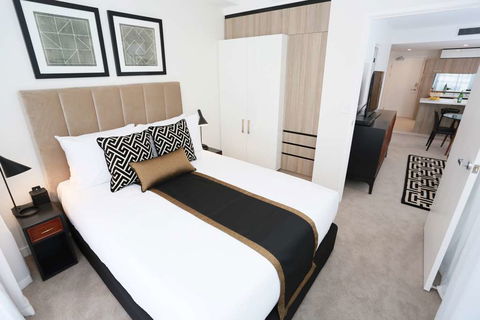 Alex Perry Hotel And Apartments - Accommodation Burleigh 4