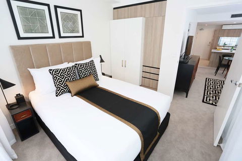 Alex Perry Hotel And Apartments - Accommodation Burleigh 5