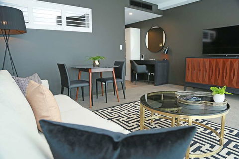 Alex Perry Hotel And Apartments - Accommodation Burleigh 9