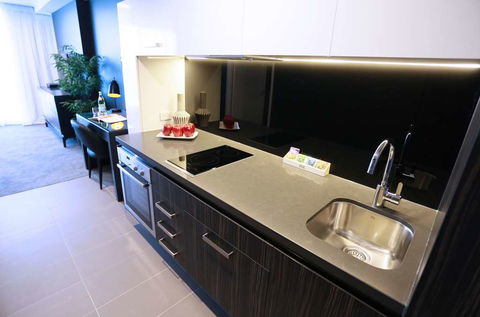 Alex Perry Hotel And Apartments - Accommodation Burleigh 11