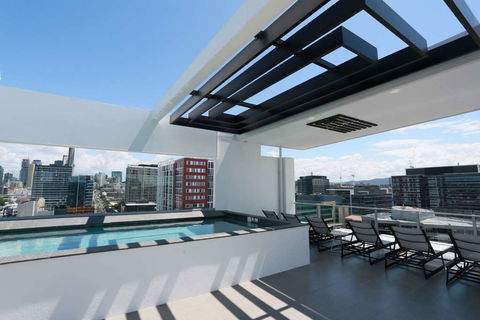 Alex Perry Hotel And Apartments - Accommodation Burleigh 17