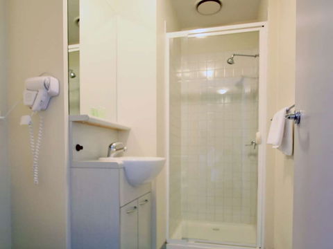 Arrow On Swanston - Accommodation Burleigh 5