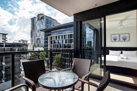 Arise Atlas - Accommodation Burleigh 1