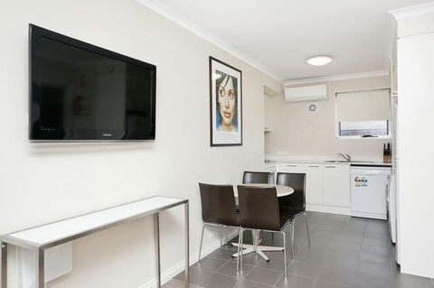 Forrest Hotel & Apartments - Accommodation Burleigh 2