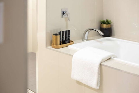 H on Smith Hotel - Accommodation Burleigh 3