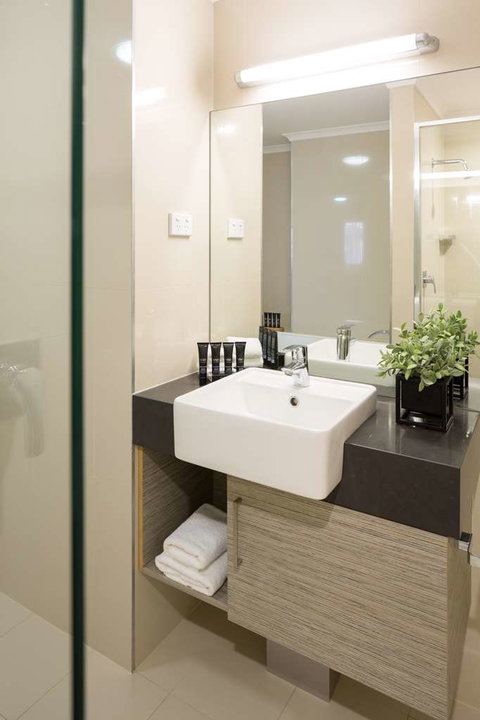 H on Smith Hotel - Accommodation Burleigh 7