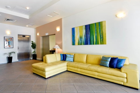 Metro Advance Apartments & Hotel - Accommodation Burleigh 2