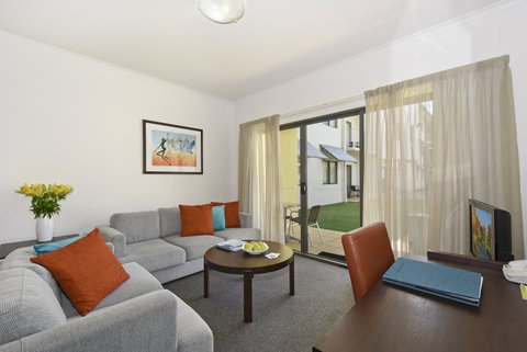 Metro Advance Apartments & Hotel - Accommodation Burleigh 5