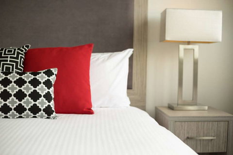 H on Smith Hotel - Accommodation Burleigh 5