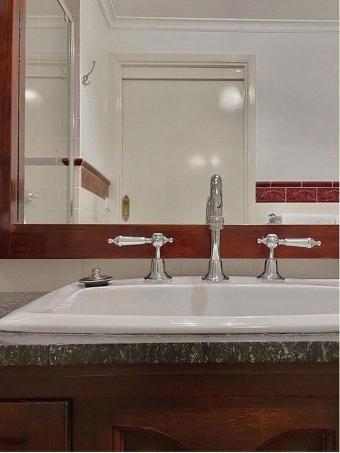 Victoria House Motor Inn - Accommodation Burleigh 8