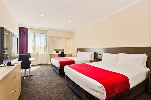 Quality Hotel Manor - Accommodation Burleigh 2