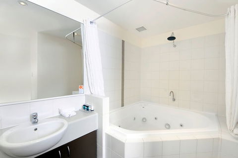 Assured Ascot Quays Apartment Hotel - Accommodation Burleigh 7