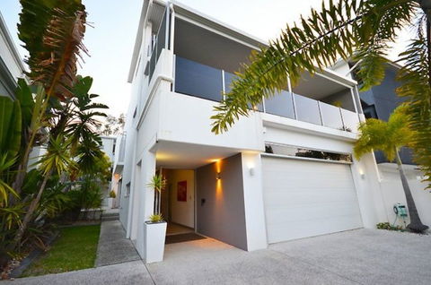 Alex Beach House - Accommodation Burleigh 0