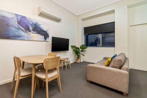 Terminus Apartment Hotel, Ascend Coll - Accommodation Burleigh 2
