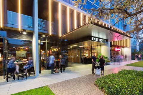 East Hotel - Accommodation Burleigh 1