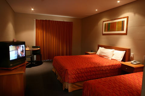 Outback Hotel & Lodge - Accommodation Burleigh 2