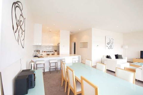 York Cove - Accommodation Burleigh 10