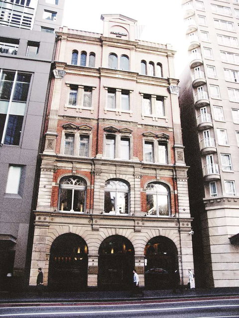 Establishment Hotel - Accommodation Burleigh 0