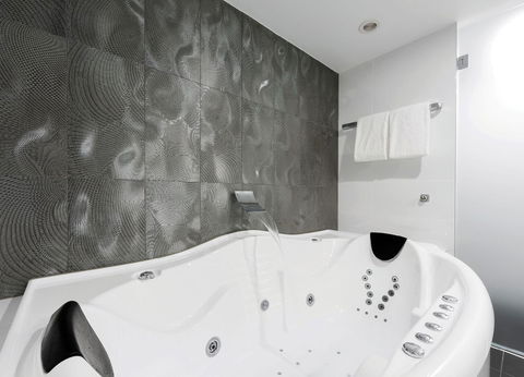 Avenue Hotel Canberra - Accommodation Burleigh 4