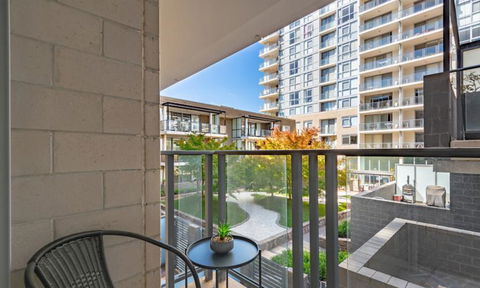Spacious 1BR Stylish New Acton Apartment +Parking - Accommodation Burleigh 6