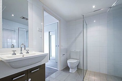 Spacious 1BR Stylish New Acton Apartment +Parking - Accommodation Burleigh 9