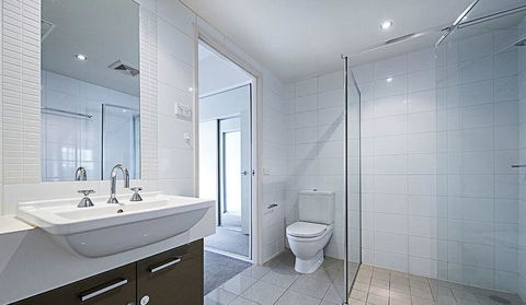 Spacious 1BR Stylish New Acton Apartment +Parking - Accommodation Burleigh 3
